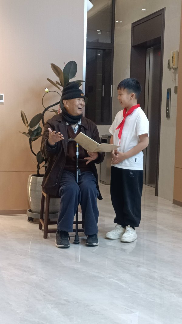 云南红河一老年顾客为孩子讲解作文，被赞“教育最动人的样子”，店主：他北大毕业的