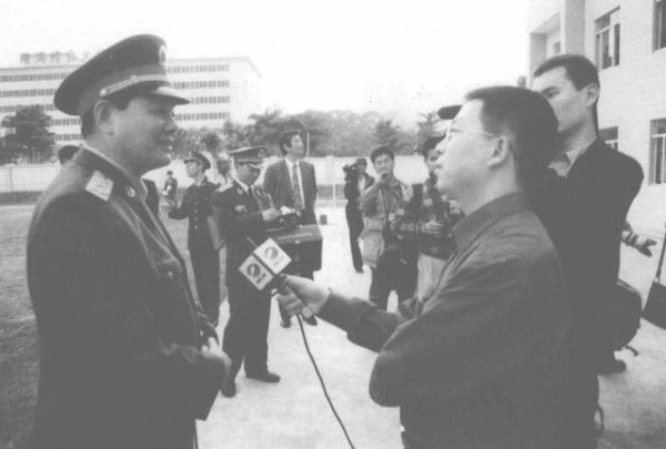 香港回归前，记者问香港少女看上解放军怎么办？刘镇武这样回答
